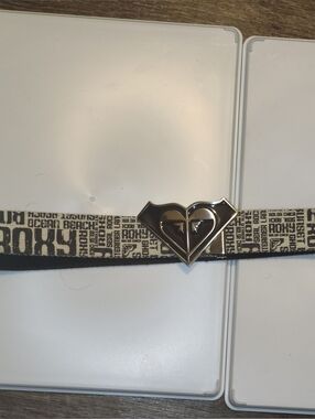 Roxy Logo Heart Buckle Belt in Brown and Cream S/M